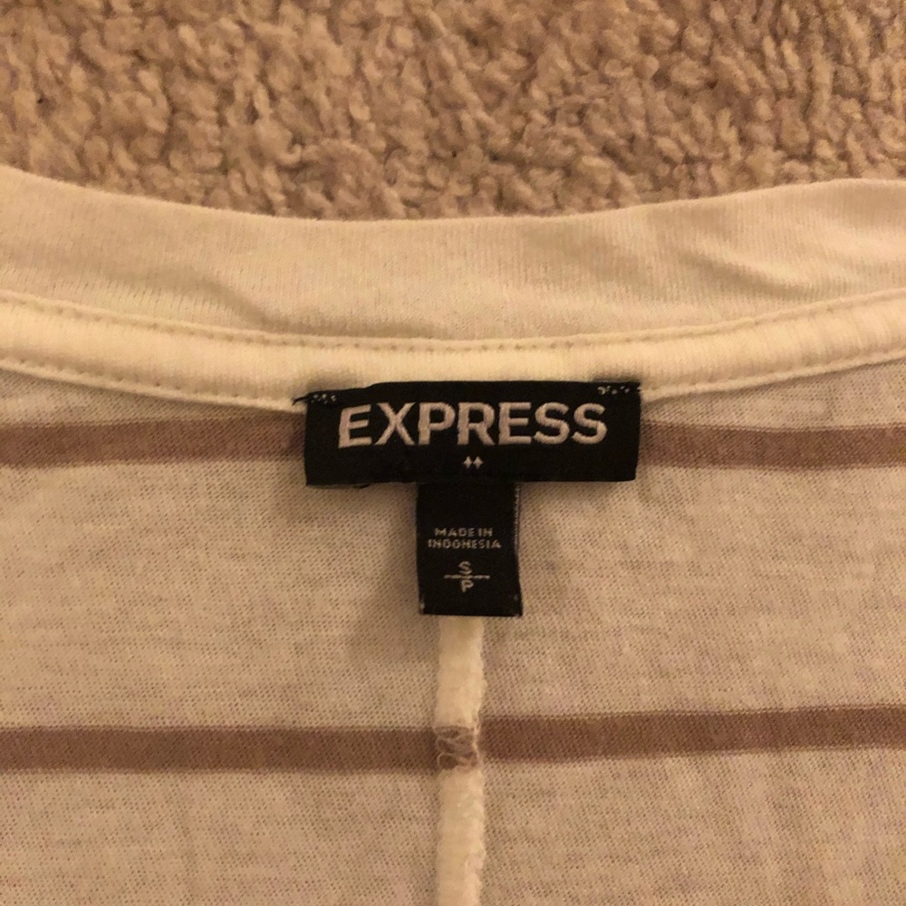 Express V-Neck - Picture 2 of 3